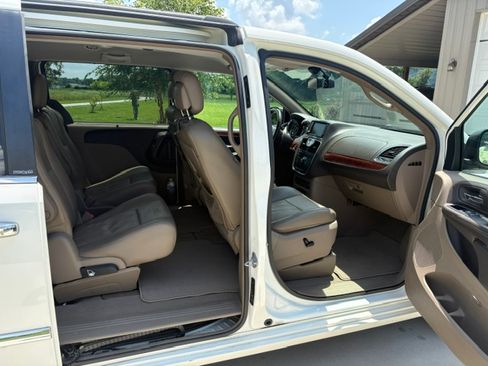 Used 2012 Chrysler Town & Country Touring-L w/ Entertainment Group #2 FWD image 6
