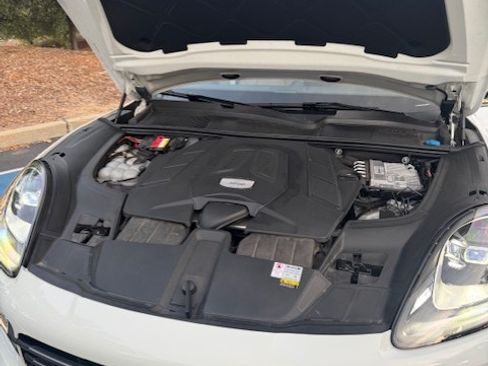 Used 2022 Porsche Cayenne Platinum Edition image 11