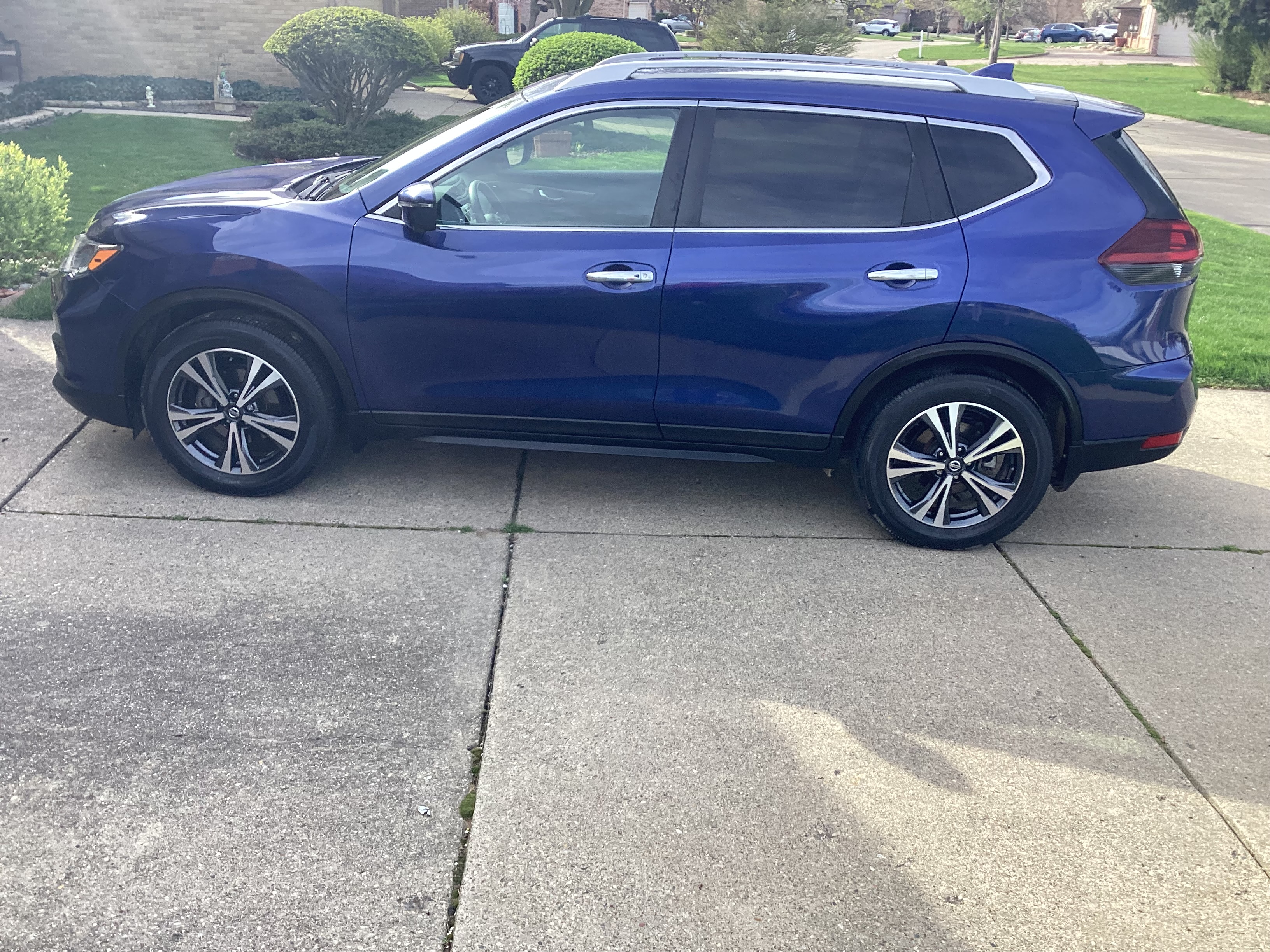 Used 2019 Nissan Rogue SV w/ Premium Package FWD image 2
