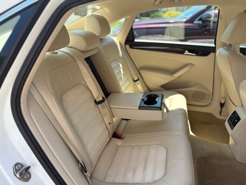 Used 2014 Volkswagen Passat 3.6 SEL Premium FWD image 16