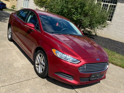 Used 2016 Ford Fusion SE image 2