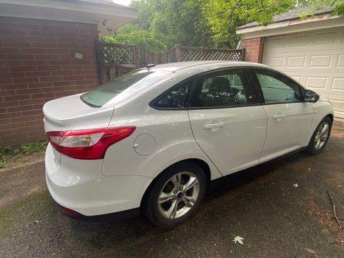 Used 2014 Ford Focus SE w/ SE Winter Package FWD image 6