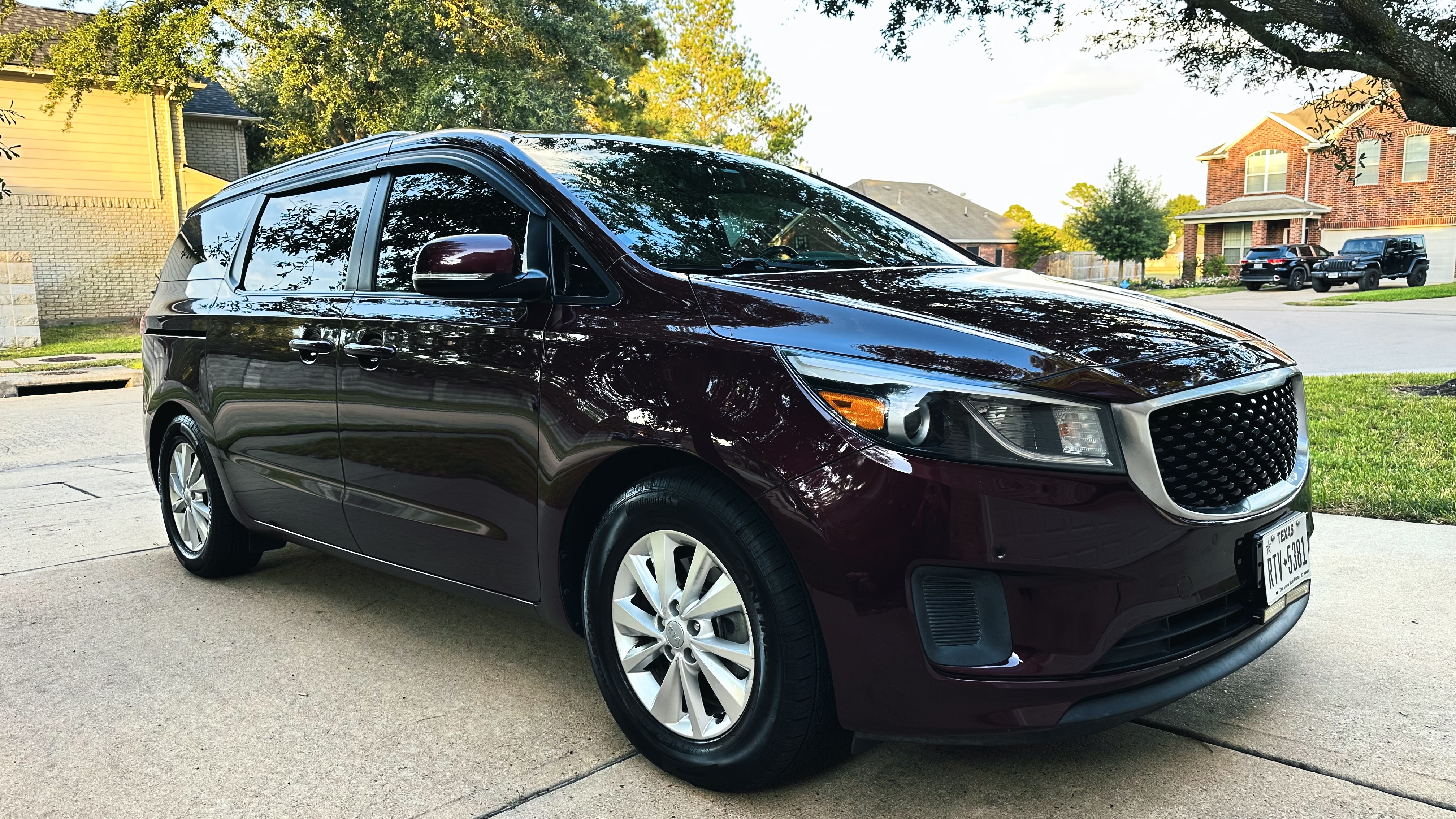 Used 2017 Kia Sedona LX w/ LX Essentials Premium Package FWD image 2