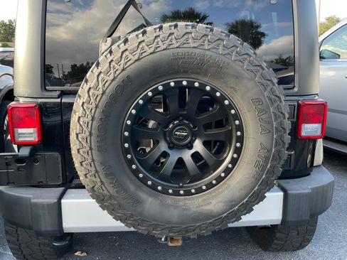 Used 2014 Jeep Wrangler Unlimited Sahara w/ Max Tow Package AWD/4WD image 11