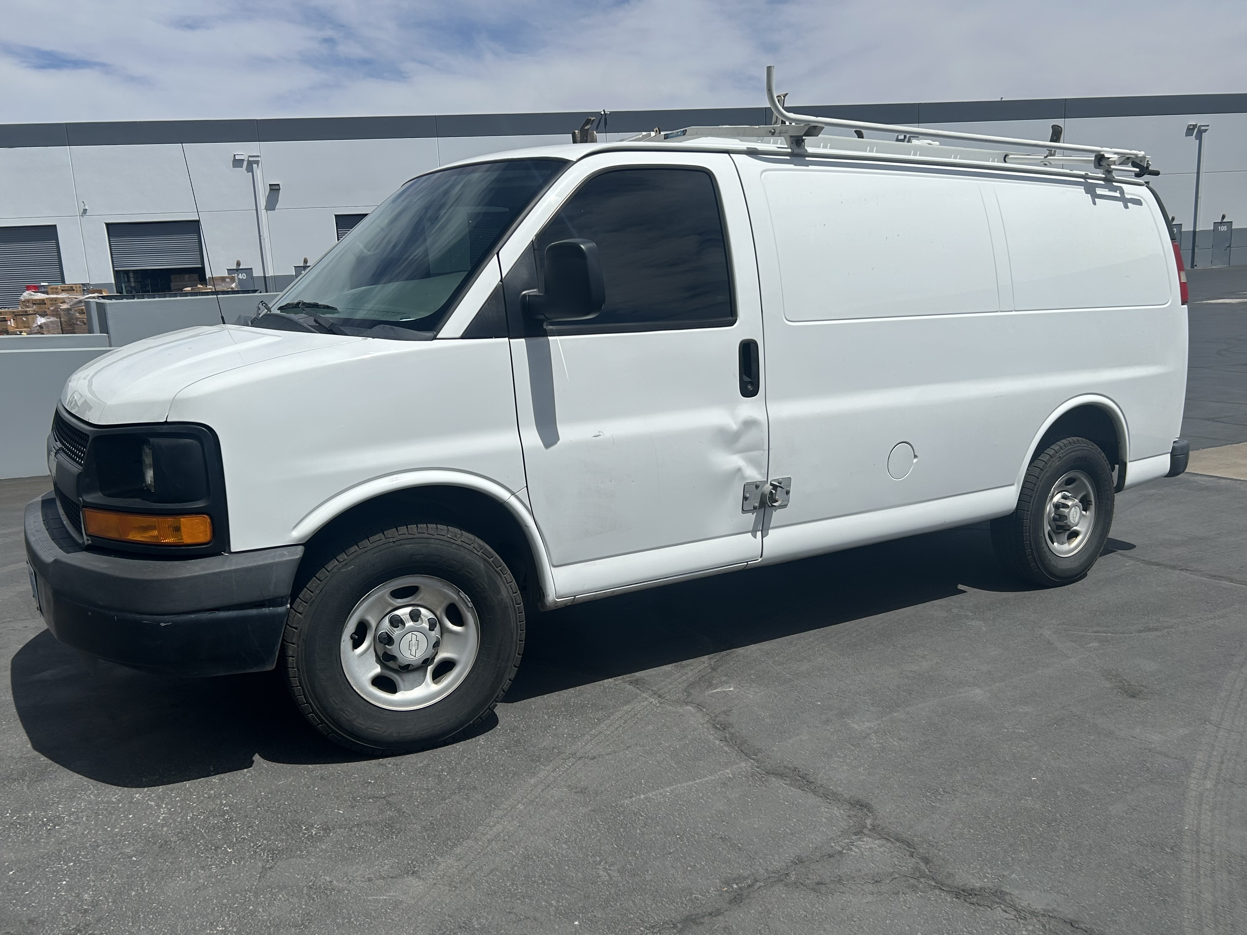 Used 2015 Chevrolet Express 2500 RWD image 1