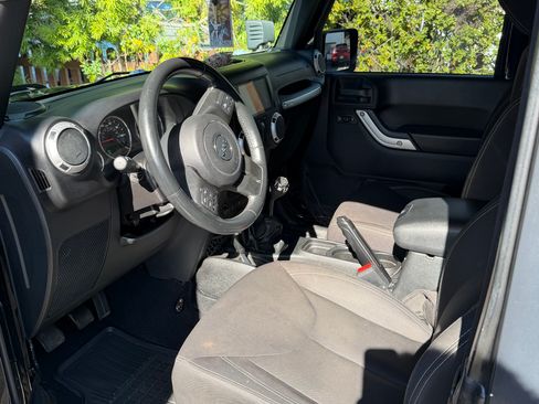 Used 2015 Jeep Wrangler Sahara w/ Connectivity Group image 9