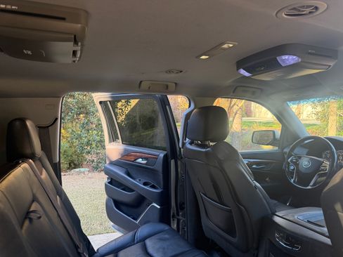 Used 2015 Cadillac Escalade ESV 4WD image 10