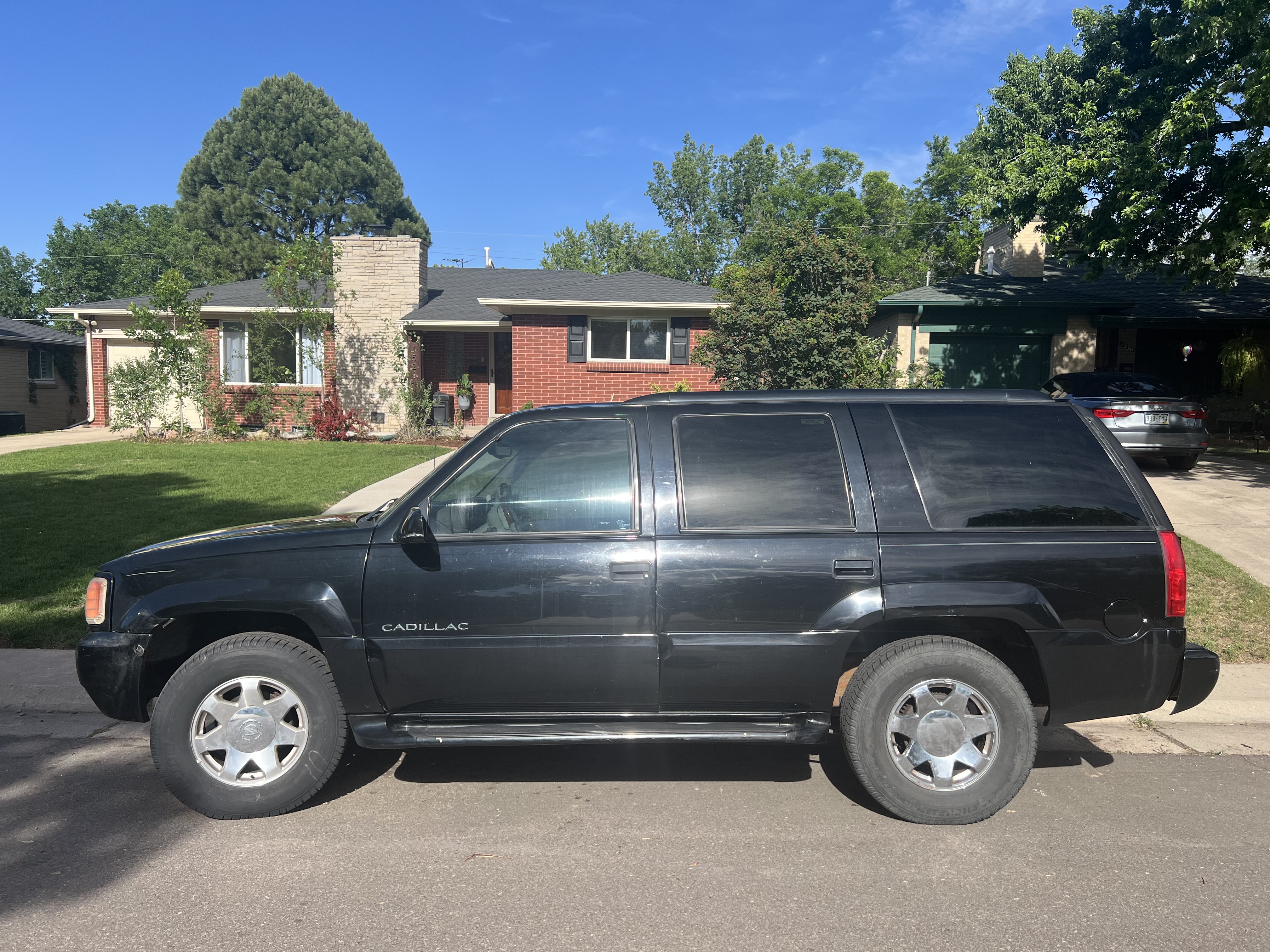 Used 2000 Cadillac Escalade 4WD image 1