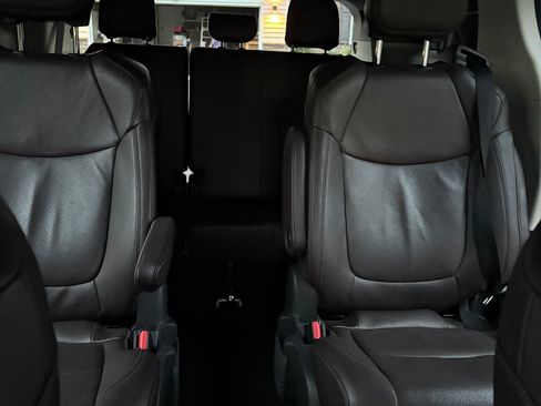 Used 2023 Toyota Sienna Platinum AWD/4WD image 10