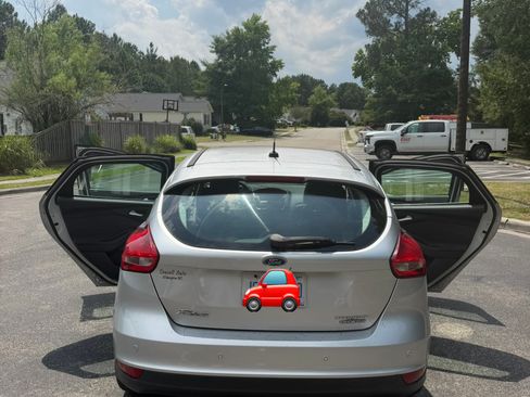 Used 2015 Ford Focus Titanium w/ Titanium Technology Package FWD image 4