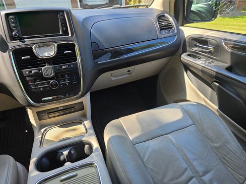 Used 2015 Chrysler Town & Country Limited Platinum image 12