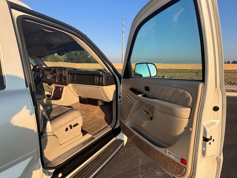 Used 2005 Cadillac Escalade ESV Platinum image 8