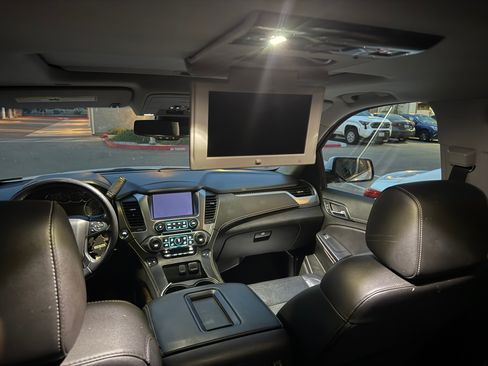 Used 2019 Chevrolet Suburban LT image 11
