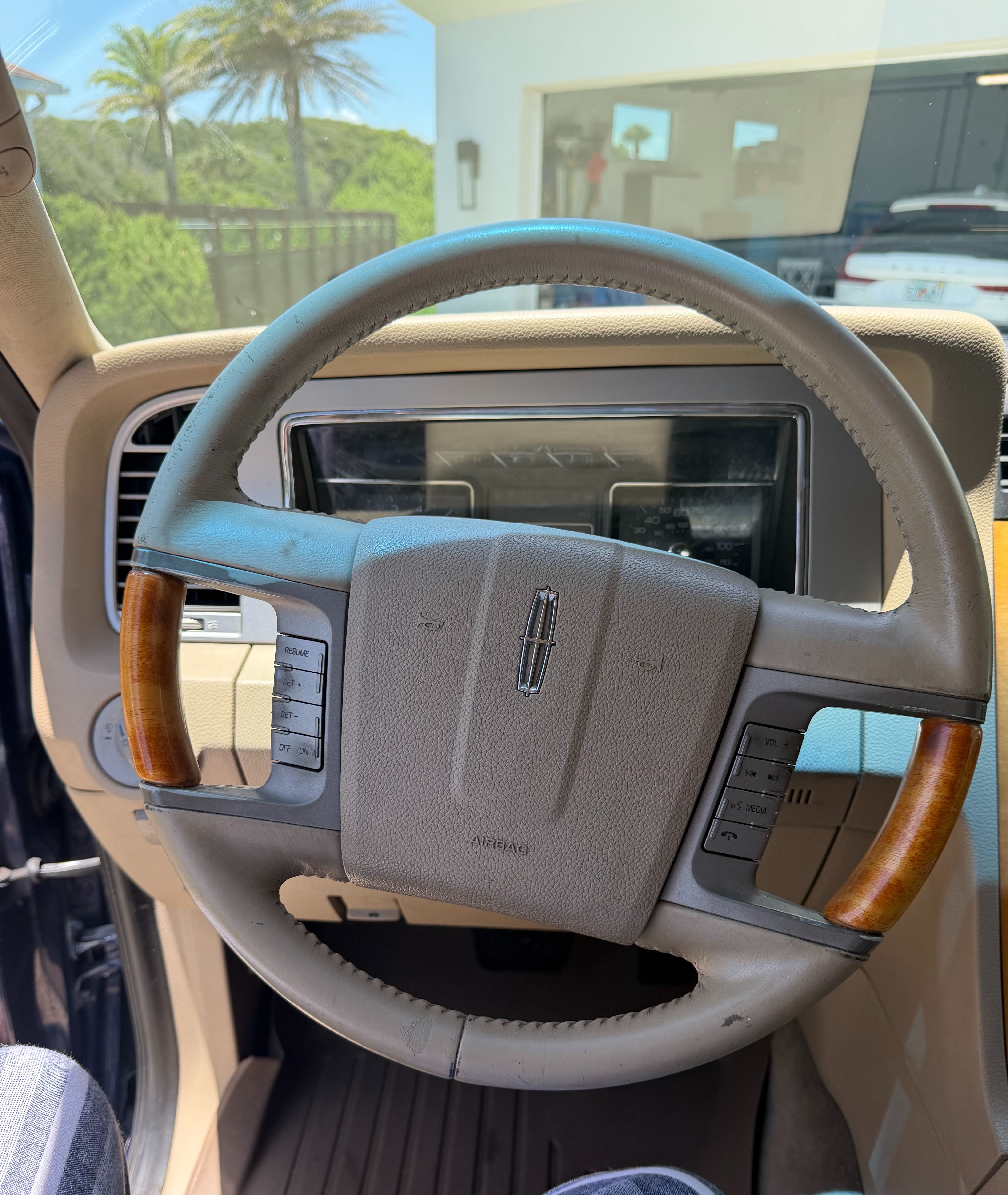 Used 2010 Lincoln Navigator L 4WD image 9