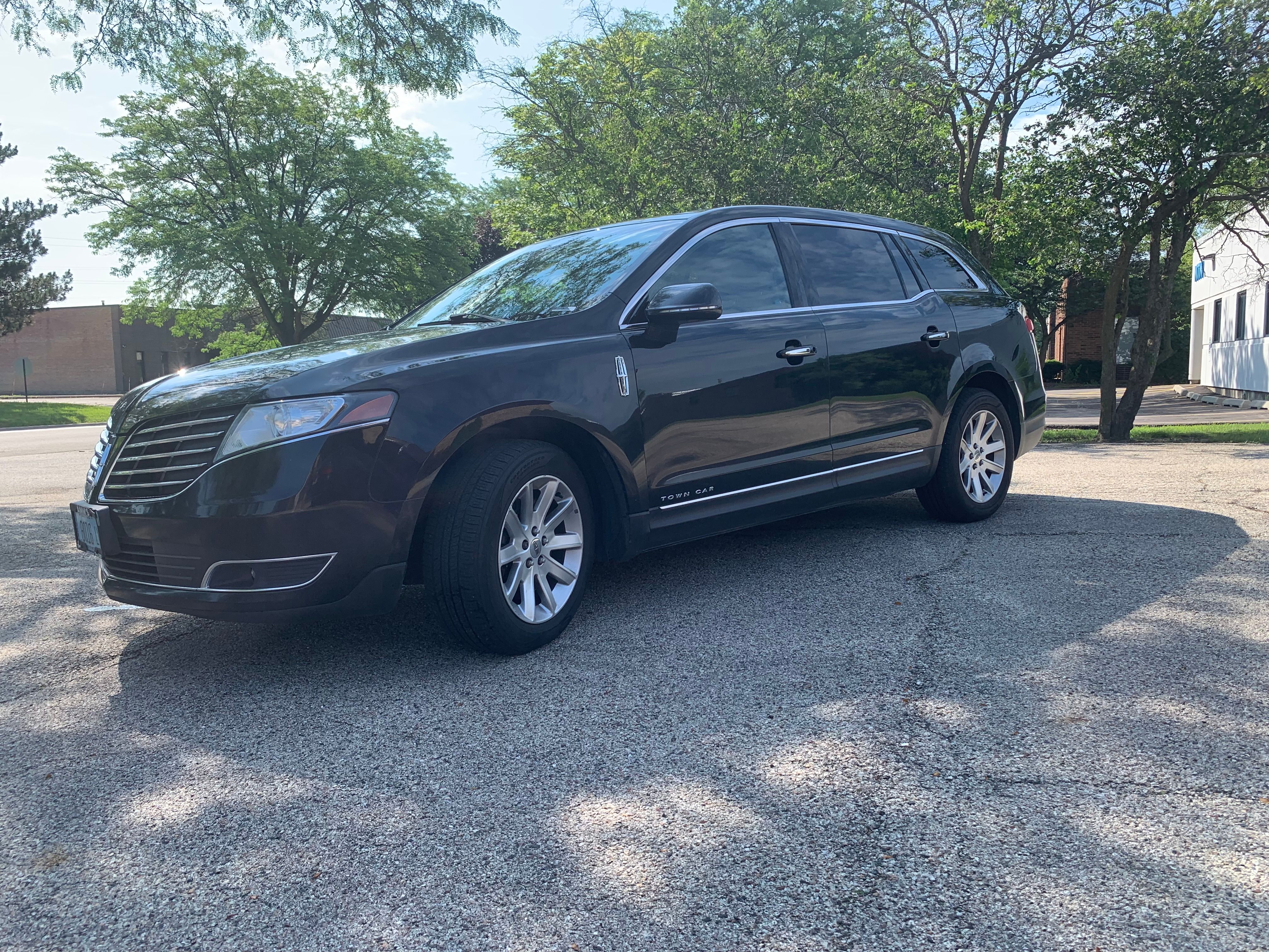 Used 2018 Lincoln MKT AWD image 4