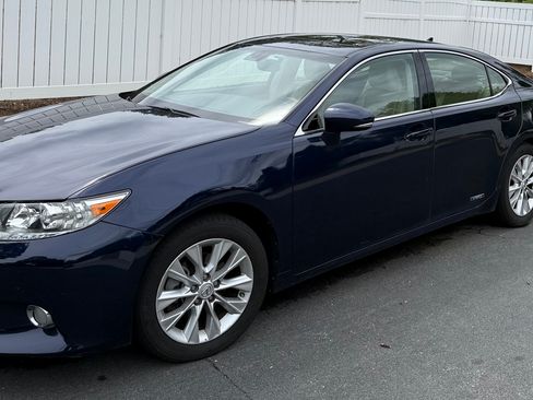 Used 2013 Lexus ES 300h w/ Luxury Pkg FWD image 1
