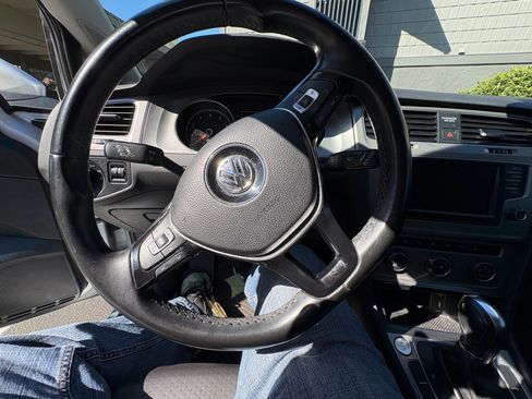 Used 2016 Volkswagen Golf Limited Edition image 1