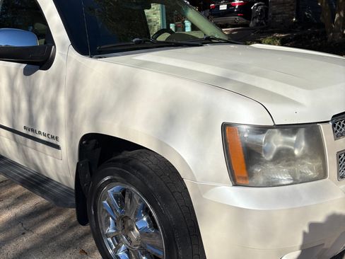 Used 2010 Chevrolet Avalanche LTZ image 4