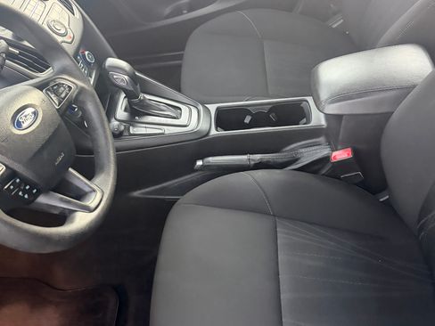 Used 2018 Ford Focus SE w/ SE Appearance Package FWD image 12