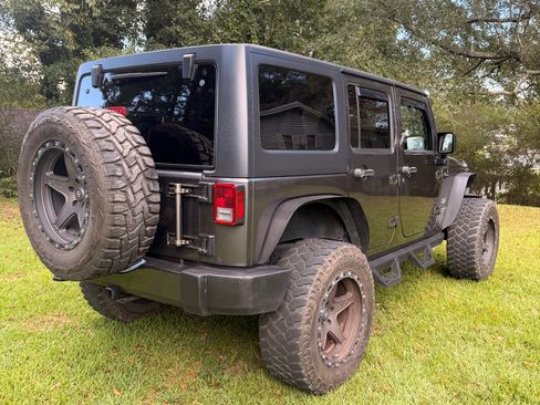 Used 2017 Jeep Wrangler Unlimited Sahara AWD/4WD image 8