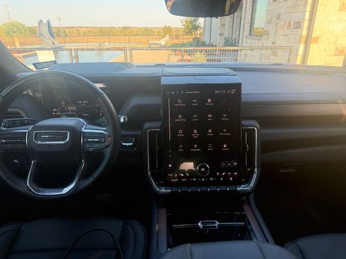 Used 2025 GMC Yukon XL Denali w/ Denali Reserve Package image 6