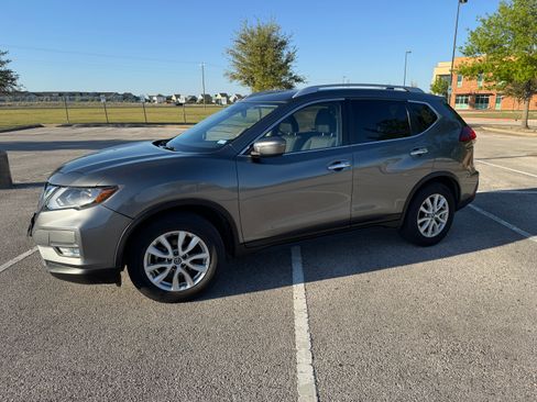 Used 2018 Nissan Rogue SV image 4
