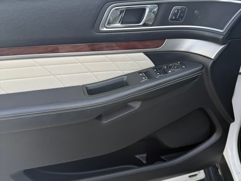 Used 2017 Ford Explorer Platinum image 18
