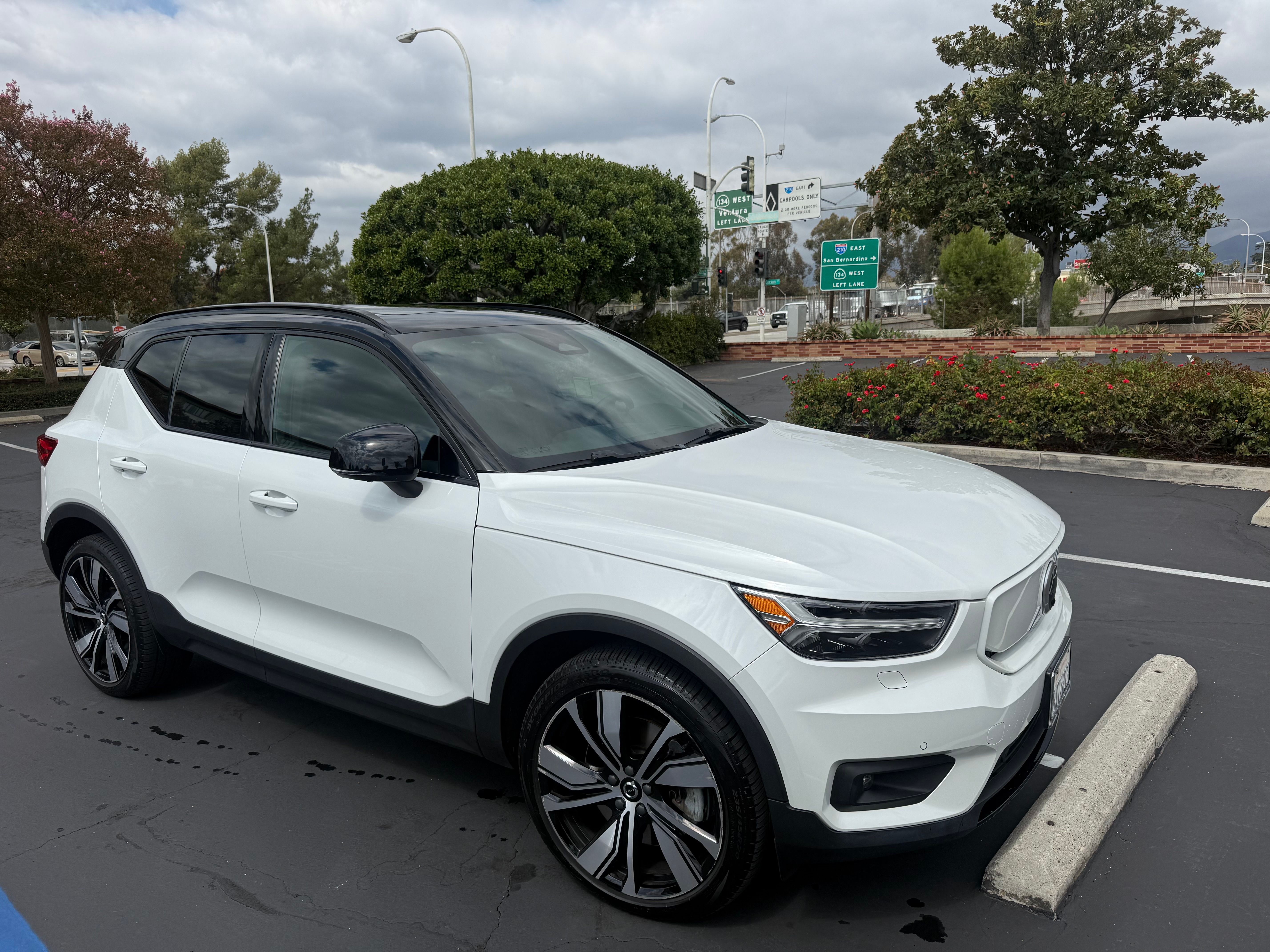 Used 2021 Volvo XC40 P8 Recharge w/ Advanced Package AWD/4WD image 6