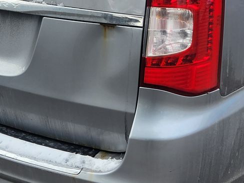 Used 2015 Chrysler Town & Country Touring w/ Driver Convenience Group image 13