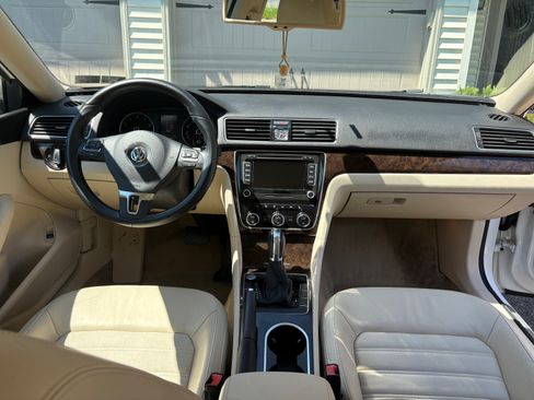 Used 2014 Volkswagen Passat 3.6 SEL Premium FWD image 12