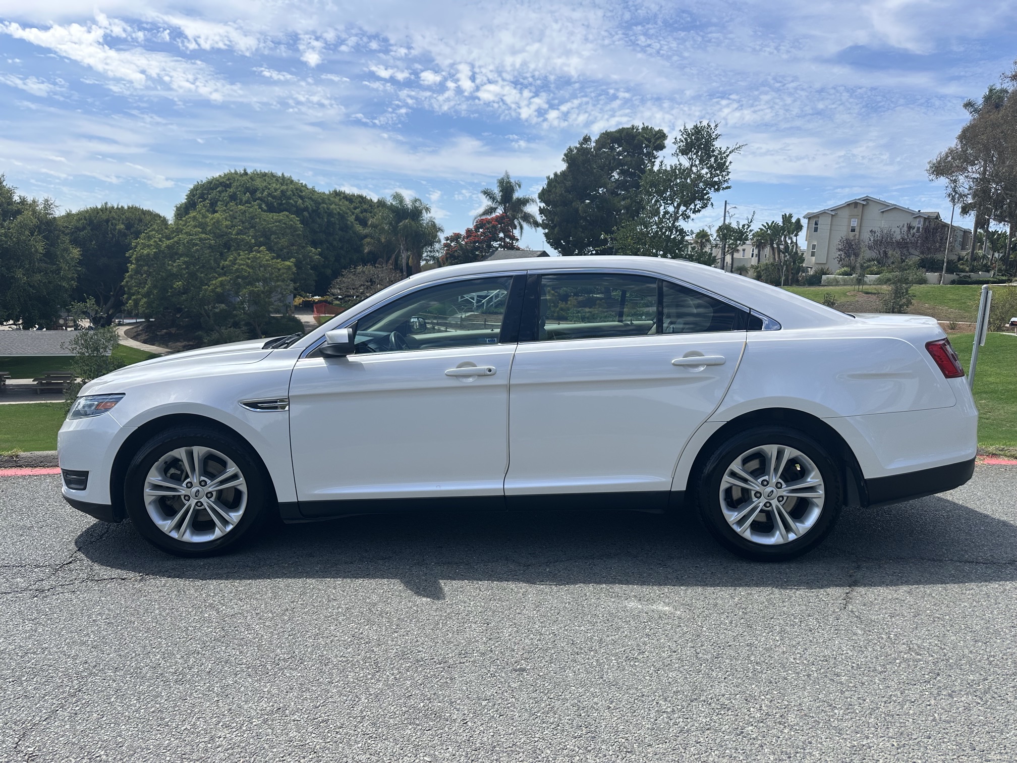 Used 2014 Ford Taurus SEL w/ Equipment Group 201A FWD image 1