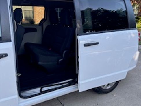 Used 2019 Dodge Grand Caravan SE w/ UConnect Hands-Free Group image 4