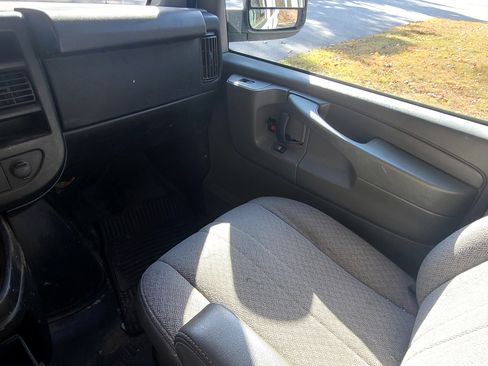 Used 2015 GMC Savana 2500 Van 3D image 9