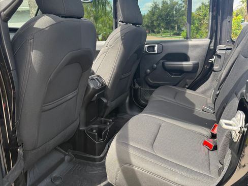 Used 2018 Jeep Wrangler Unlimited Sport AWD/4WD image 14