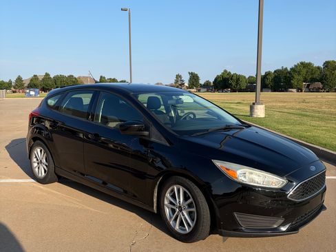 Used 2018 Ford Focus SE FWD image 1