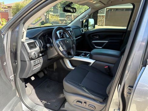 Used 2017 Nissan Titan SV RWD image 9