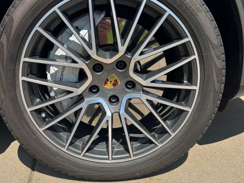 Used 2020 Porsche Cayenne Turbo AWD/4WD image 22