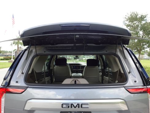 Used 2021 GMC Yukon Denali w/ Denali Ultimate Package AWD/4WD image 8