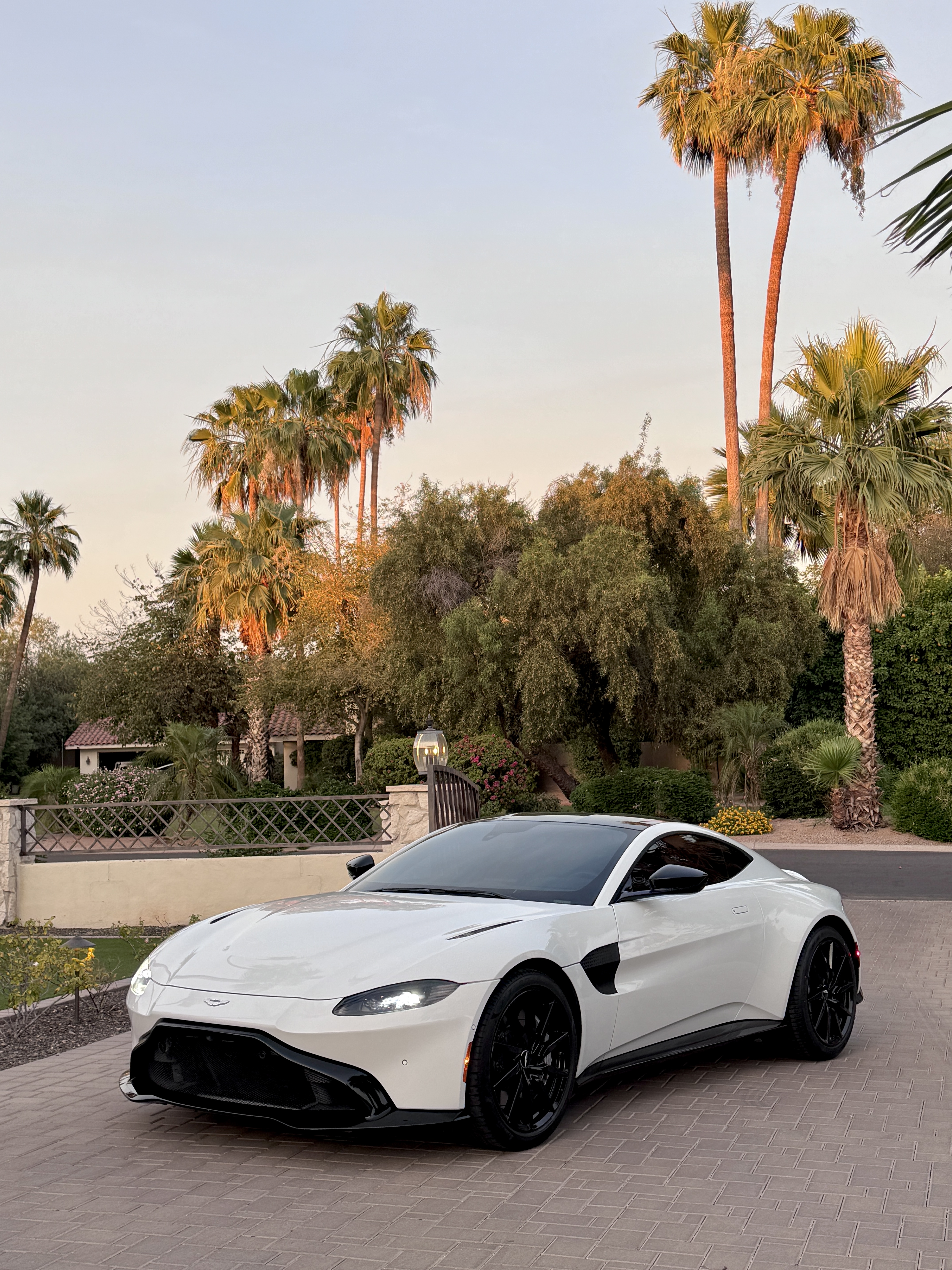 Used 2020 Aston Martin V8 Vantage Coupe RWD image 1