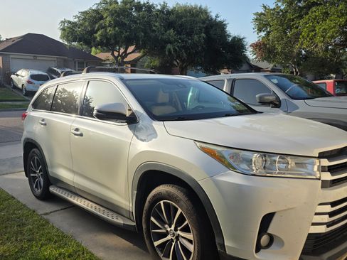 Used 2019 Toyota Highlander XLE FWD image 1