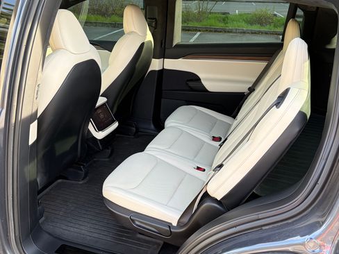 Used 2023 Tesla Model X image 12