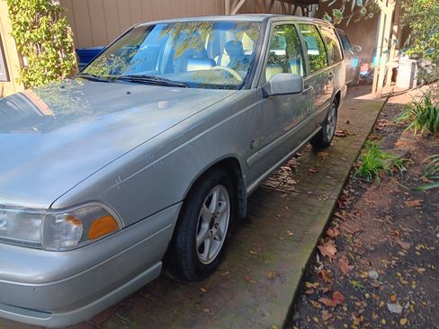 Used 2000 Volvo V70 SE image 14