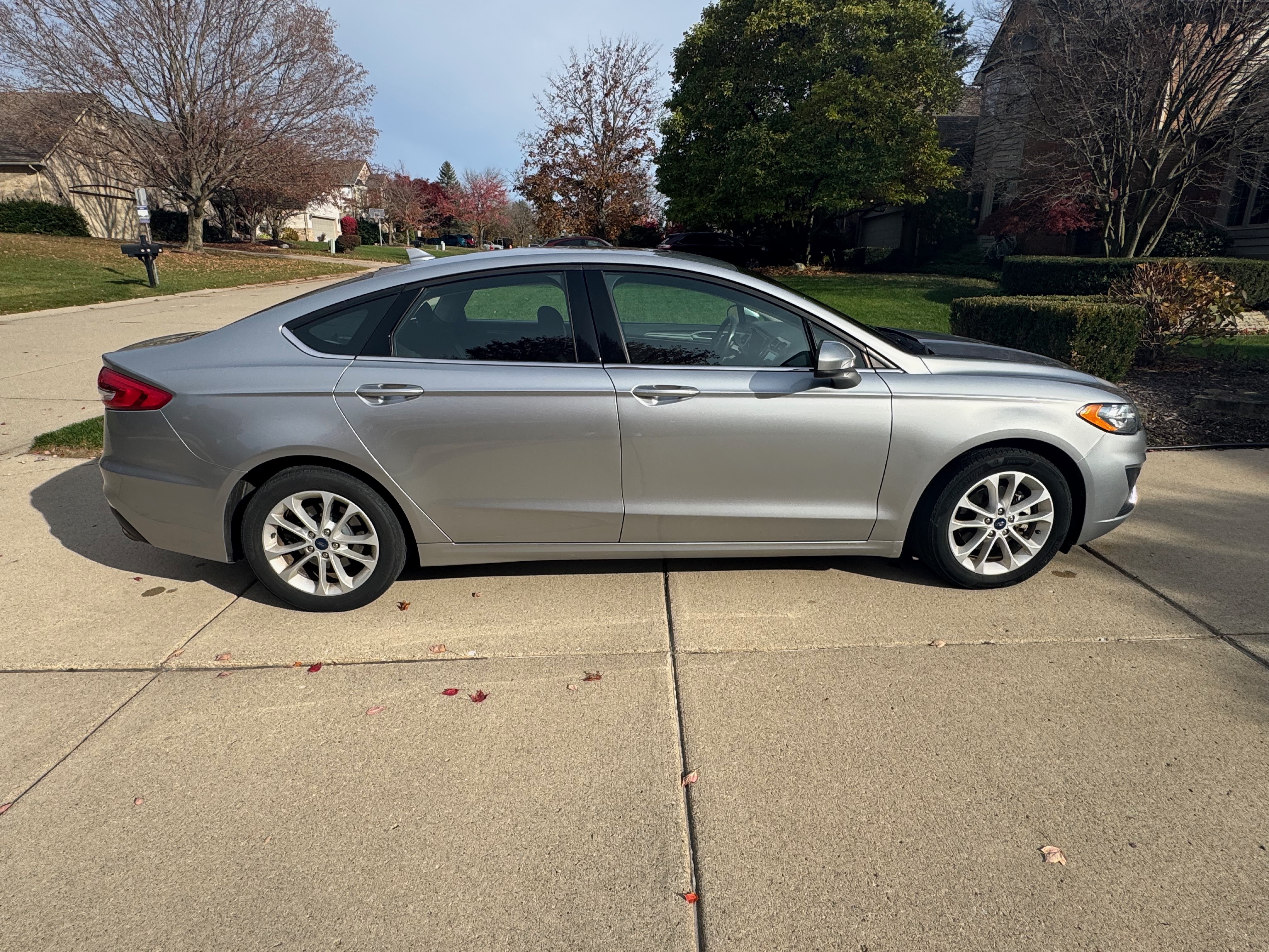 Used 2020 Ford Fusion SE FWD image 4