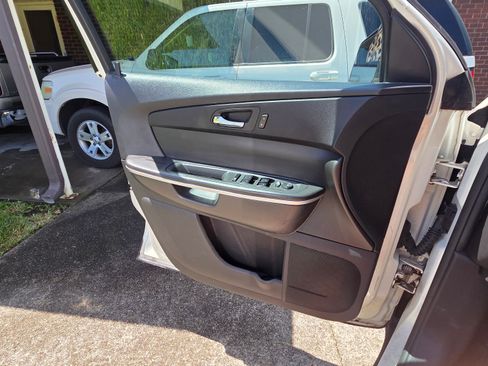 Used 2010 GMC Acadia SL image 4