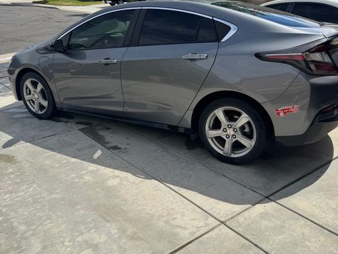 Used 2018 Chevrolet Volt LT FWD image 6