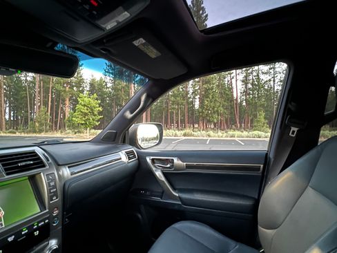 Used 2021 Lexus GX 460 Premium w/ Premium Package AWD/4WD image 18