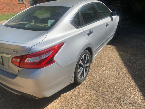 Used 2016 Nissan Altima 2.5 SR w/ LED Appearance Package image 16