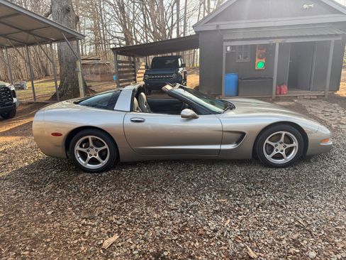Used 2000 Chevrolet Corvette Coupe w/ Roof Pkg image 1