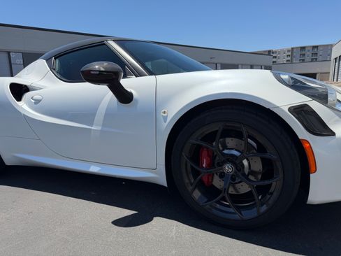 Used 2018 Alfa Romeo 4C Coupe w/ Coupe Track Package 1 RWD image 17