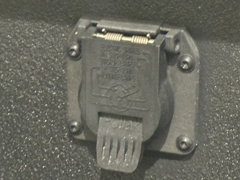 Used 2015 RAM 3500 Tradesman w/ Chrome Appearance Group image 21